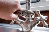 Oakdale plumbing contractor tightens kitchen faucet